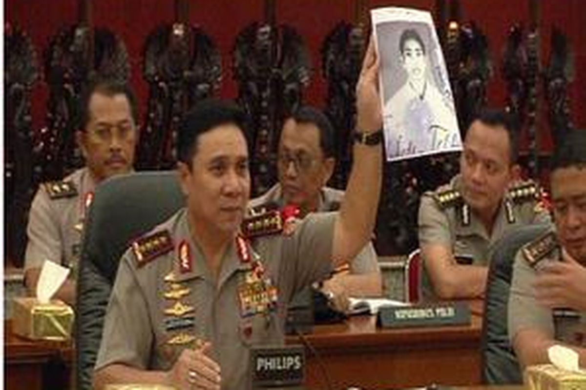 Kapolri Jenderal Pol bambang Hendarso Danuri menunjukkan foto lama Hadi Susilo, tersangka teroris yang tewas dalam penyergapan Densus 88 di Jebres, Solo.
