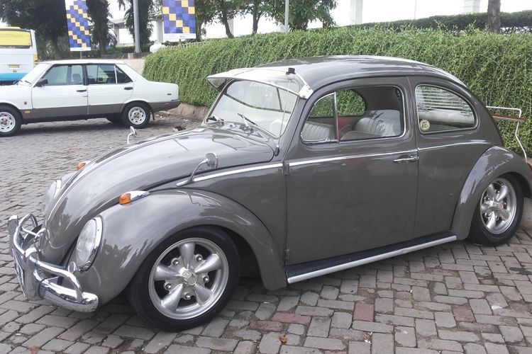 Salah satu VW Beetle dua pintu milik seorang anggota Perhimpunan Penggemar Mobil Kuno Indonesia (PPMKI) yang hadir dalam acara di Kebun Raya Bogor, Minggu (22/1/2017).