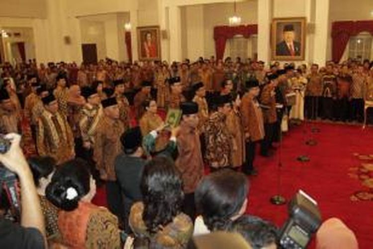 Jajaran menteri di Kabinet Kerja dilantik di Istana Negara, Jalan Medan Merdeka Utara, Senin (27/10/2014). Kabinet Kerja Jokowi-JK terdiri dari empat menteri koordinator dengan 34 kementerian dan lembaga setingkat menteri.