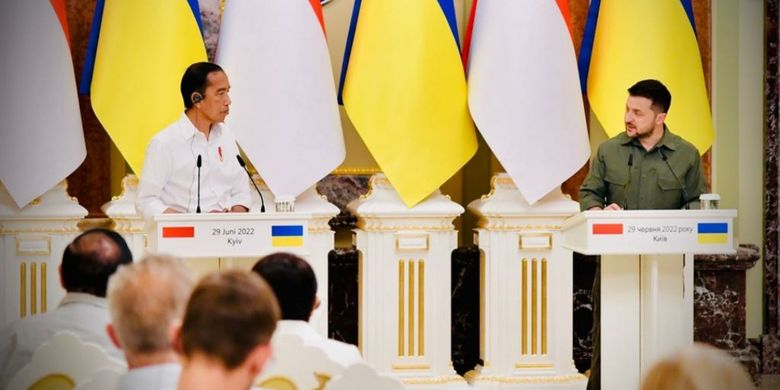 A joint press statement by Indonesia's President Joko Widodo (left) and his Ukrainian counterpart  Volodymyr Zelenskyy at the Maryinsky Palace in Kyiv on Wednesday, June 29, 2022. 