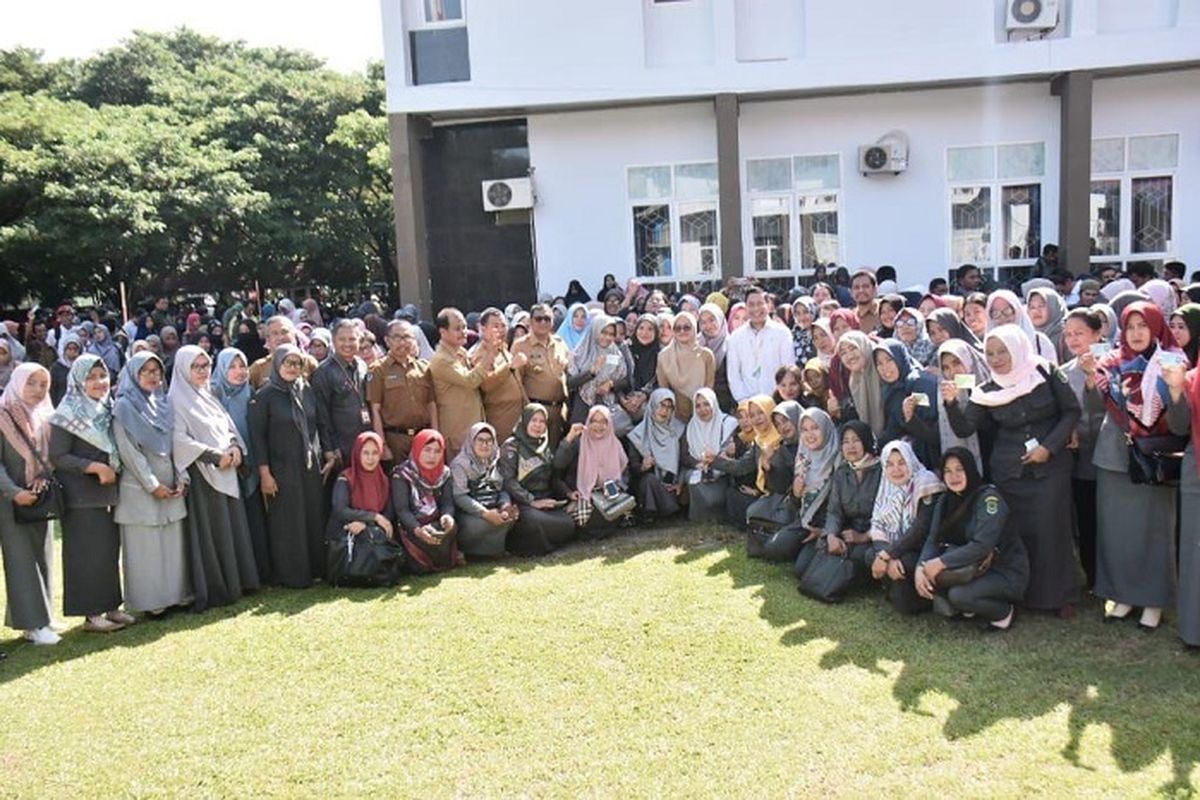 Sebanyak 1000 guru non ASN di Kabupaten Luwu Utara menerima kartu BPJS Ketenagakerjaan.