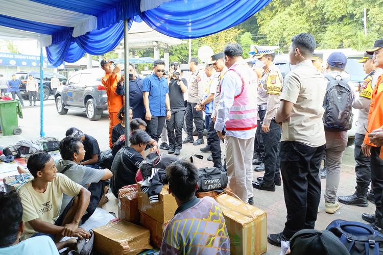 Kapolda Kalimantan Timur Irjen Pol Nanang Avianto melakukan pengecekan Pos Pengamanan (Pospam) Operasi Ketupat Mahakam 2024 di dua lokasi, Bandara Sultan Aji Muhammad Sulaiman (SAMS) Sepinggan, dan Pelabuhan Semayang, Balikpapan, Jumat (5/4/2024).