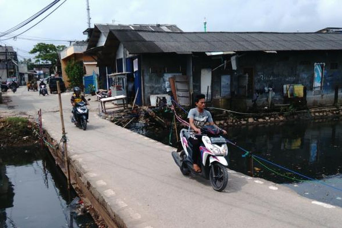 Kendaraan melintas menyeberangi Jembatan Besi di salurah penghubung (Phb) Kali Batik, di Kelapa Gading, Jakarta Utara. Jumat (24/2/2017)