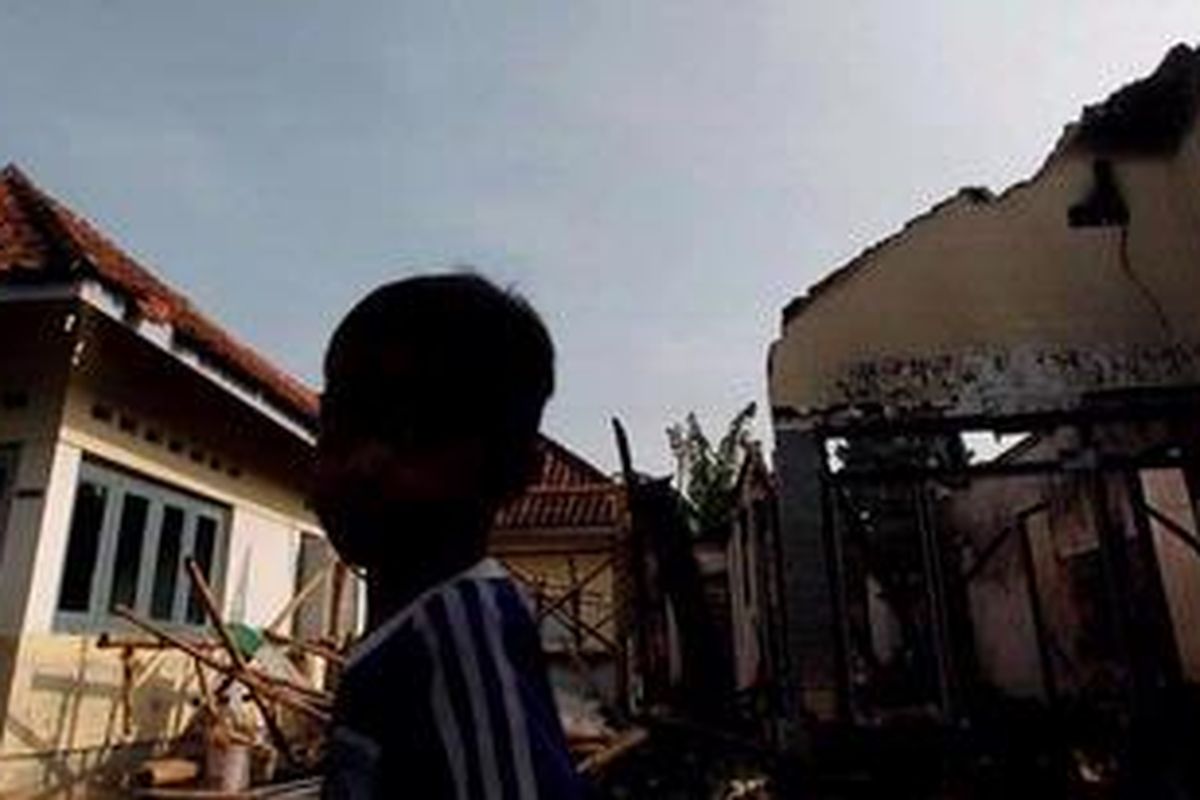 Penyerangan Ahmadiyah di Bogor  Salah satu rumah warga yang dibakar massa di Ciampea Udik RW. 5, Kecamatan Ciampea, Kabupaten Bogor, Jawa Barat, Sabtu (2/10/2010). Massa menyerang desa yang dihuni sekitar 500 jemaah Ahmadiyah, menghancukan belasan rumah, membakar dua rumah dan satu masjid. 