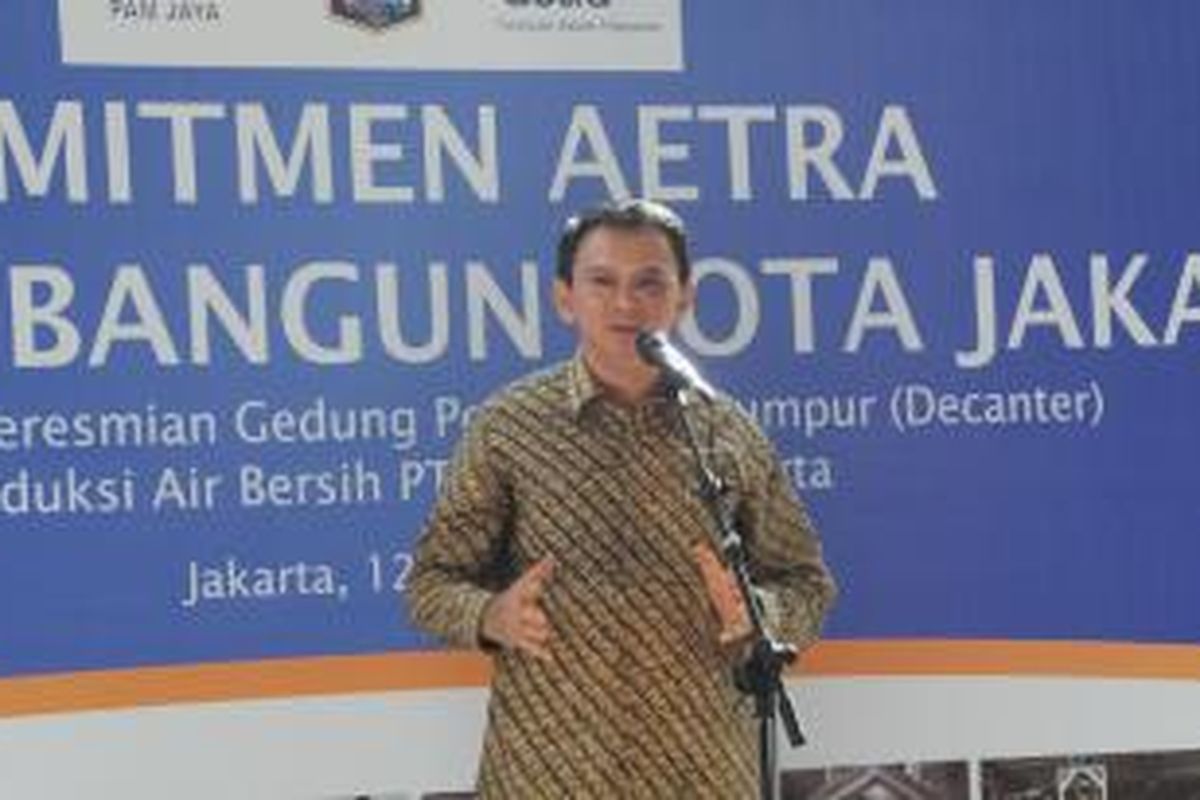 Gubernur DKI Jakarta Basuki Tjahaja Purnama saat memberi sambutan dalam peresmian gedung teknologi pengolahan lumpur (Decanter), di Instalasi Pengolahan Air (IPA) Pulogadung, Jakarta, Selasa (12/5/2015).