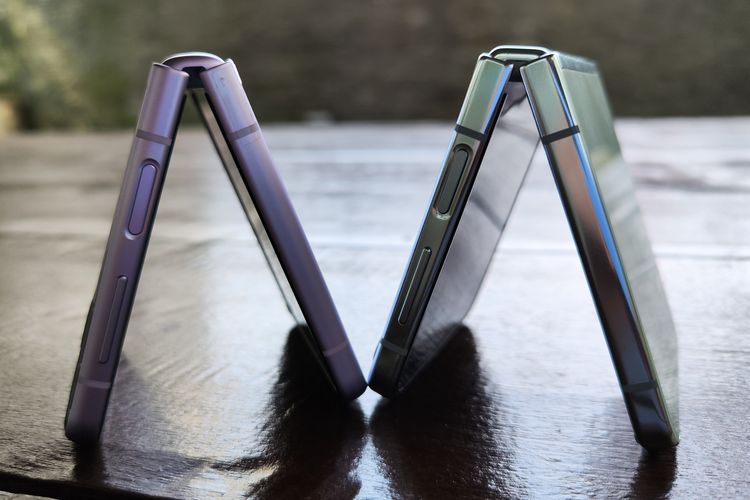 Perbedaan bentuk engsel Galaxy Z Flip 5 (kanan) dan Galaxy Z Flip generasi sebelumnya. Gamabar menujukkan ponsel generasi baru memiliki sengel yang lebih datar