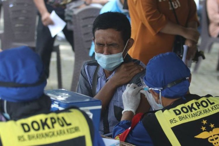 Petugas medis menyuntikkan vaksin COVID-19 kepada warga di Taman Tirtoyoso, Kota Kediri, Jawa Timur, Selasa (03/08).