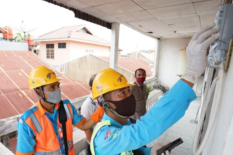 Petugas PLN Riau-Kepri bersama pihak PT Haleyora Power melakukan uji coba aplikasi LISTRIQU saat diluncurkan di Pekanbaru, Riau, Kamis (10/9/2020).