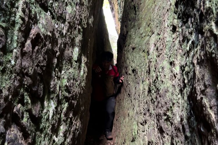 Jalur Celah Sempit (Lorong Sumpitan) pada Pendakian Gunung Api Purba Nglanggeran (11/12/2025).