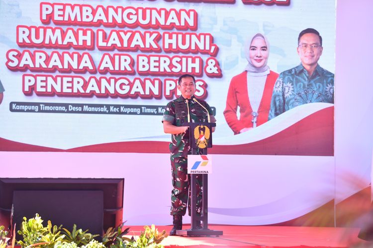 Kepala Staf TNI Angkatan Darat Jenderal TNI Maruli Simanjuntak saat acara pemberian bantuan 102 pembangunan Rumah Tidak Layak Huni (RTLH) kepada warga Desa Manusak, Kecamatan Kupang Timur, Kabupaten Kupang, Nusa Tenggara Timur (NTT), Selasa (30/7/2024).