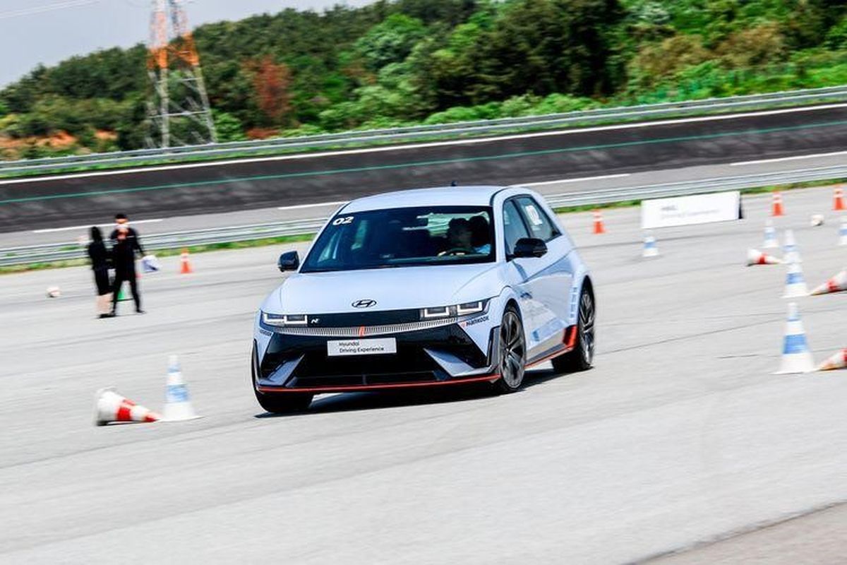 Aksi drift Hyundai IONIQ 5 N di sirkuit Proving Ground Hankok di Taean, Korsel. 