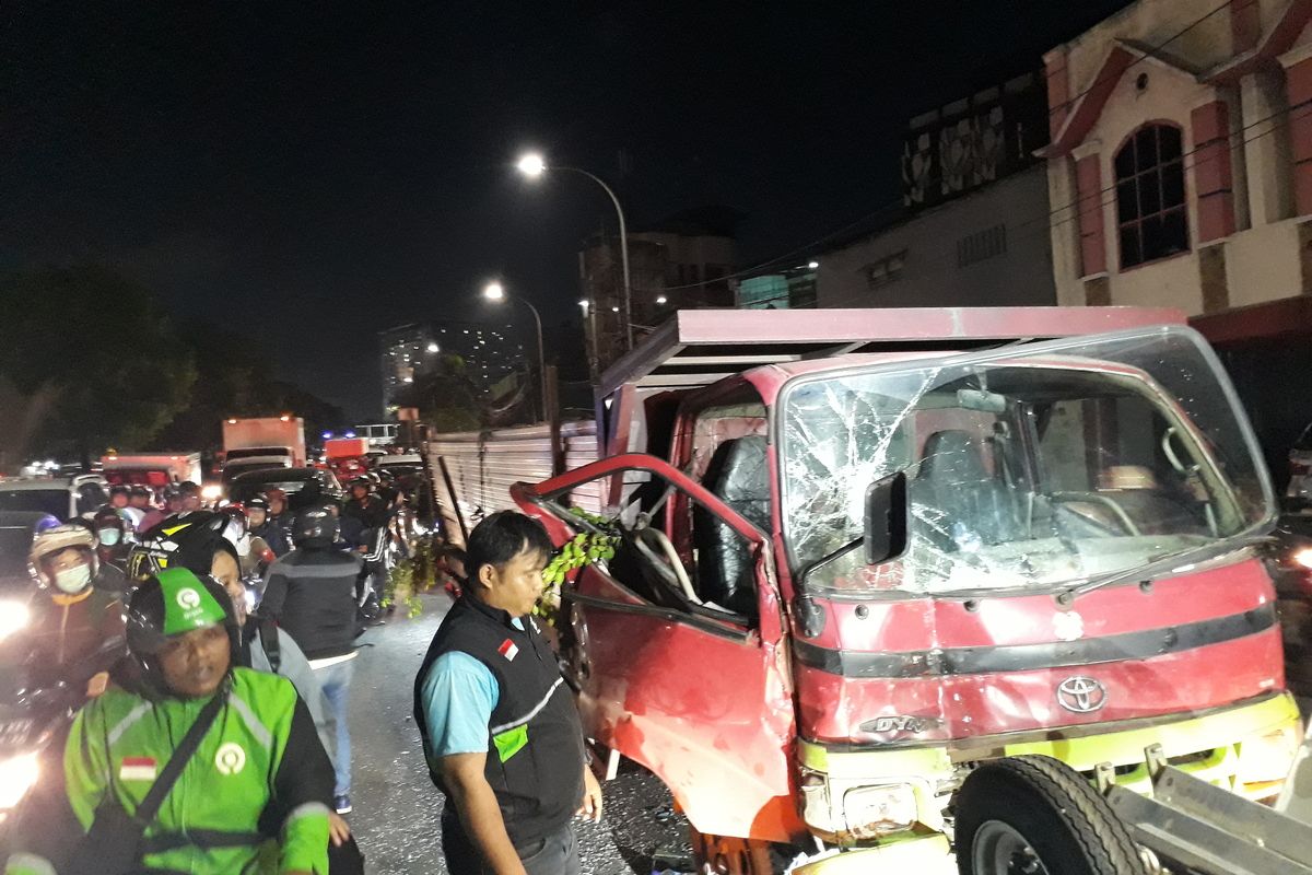 Truk bernomor polisi B 9454 DO menabrak bus Kopaja-Transjakarta jurusan Pulo Gebang-Kampung Melayu di Jalan Basuki Rachmat, Jatinegara, Jakarta Timur, arah kawasan Banjir Kanal Timur (BKT), Selasa (14/1/2020), lalu lintas macet parah.