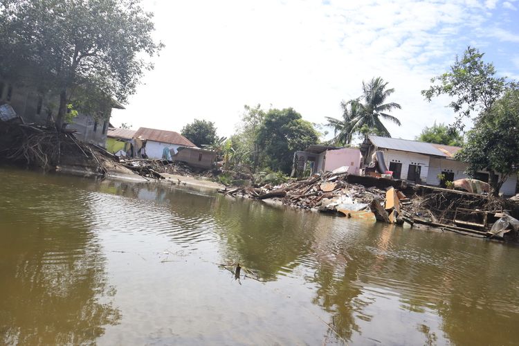 Kerusakan Desa Bungkah, Aceh Utara, rumah hancur, jalan putus, rel kereta api terbalik, Jumat (19/12/2025). 