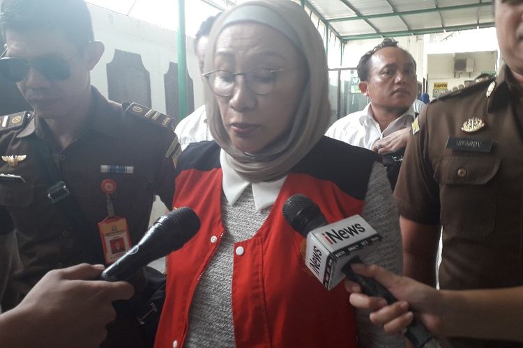 Terdakwa kasus penyebaran kabar bohong atau hoaks Ratna Sarumpaet setelah menjalani sidang di Pengadilan Negeri Jakarta Selatan, Kamis (9/5/2019).