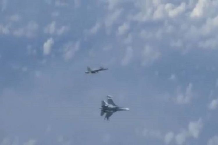 Gambar video menunjukkan jet tempur Sukhoi Su-27 milik Rusia mencegat jet tempur NATO di Laut Baltik. Jet tempur Su-27 itu dilaporkan mengawal pesawat yang mengangkut Menteri Pertahanan Sergey Shoigu ke Moskwa Selasa (13/8/2019).