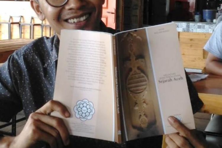 Warga memperlihatkan buku yang berisi kajian sejarah yang bisa menjadi wisata sejarah di Lhokseumawe, Sabtu (16/9/2018)