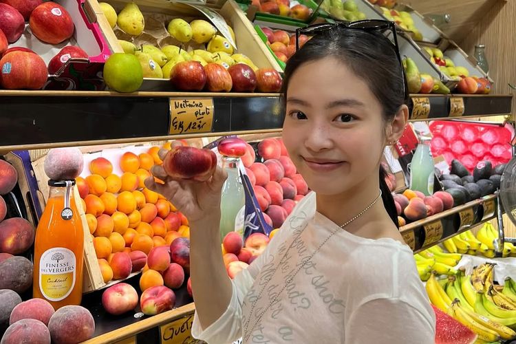 Jennie Blackpink mencuri perhatian saat di Paris dengan kaus unik bertuliskan campuran bahasa Inggris dan Korea. Simak detailnya berikut ini.