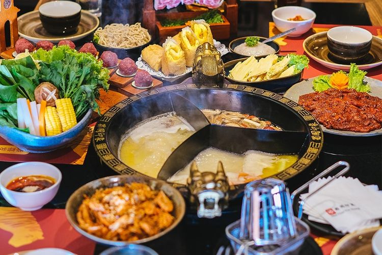 Illustration of serving hot pot at Shu Guo Yin Xiang restaurant.