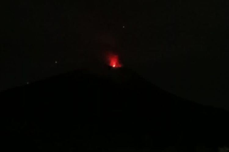 Foto: Gunung Ile Lewotolok di Kabupaten Lembata Nusa Tenggara Timur (NTT) kembali meletus, Jumat (24/3/2023) malam.