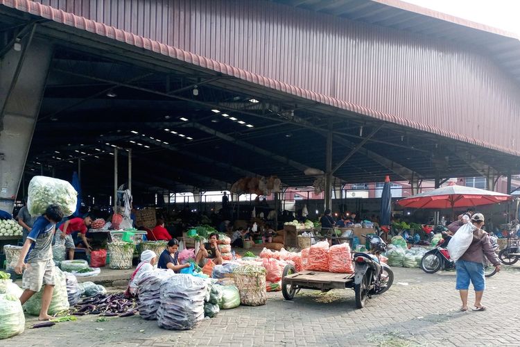 Becak barang menggantikan tugas kuli panggul di Komplek MMTC Jalan Willem Iskandar, Desa Kenanganbaru, Kecamatan Percutseituan, Kabupaten Deliserdang, Sumatra Utara, Kamis (16/3/2023)