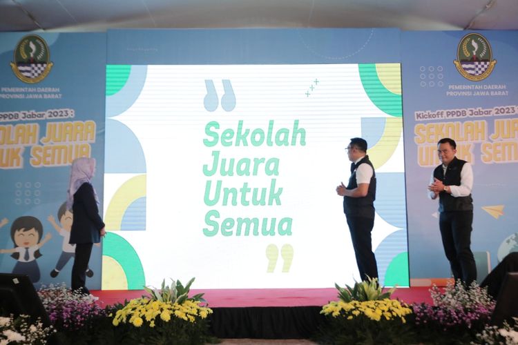 Gubernur Jawa Barat (Jabar) Ridwan Kamil meresmikan Kick off Penerimaan Peserta Didik Baru (PPDB) Tahun 2023 di Jawa Barat untuk jenjang SMA, SMK dan SLB, di SMK Negeri 4 Padalarang, Kabupaten Bandung Barat, Selasa (16/5/2023).

