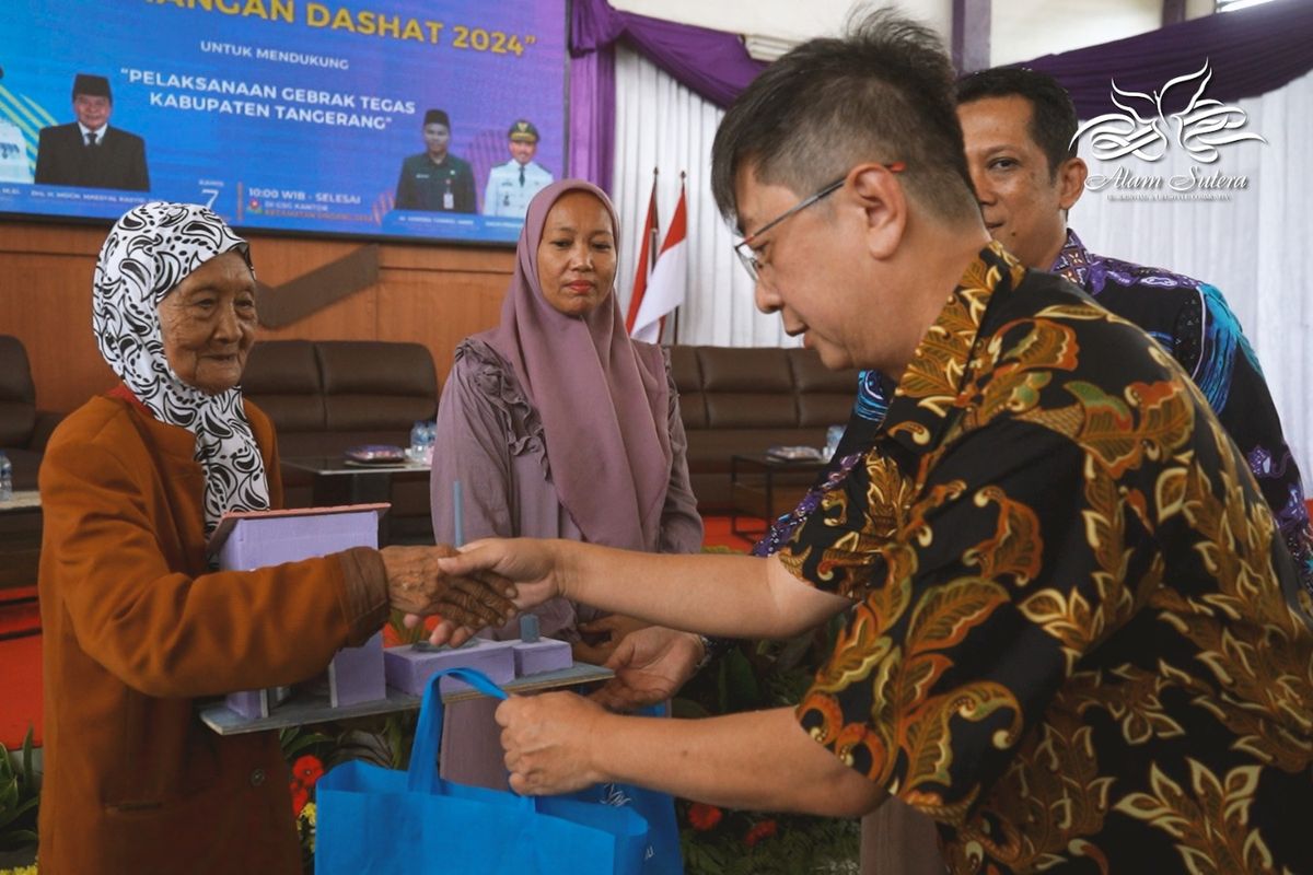 PT Alam Sutera Tbk secara resmi ikut mengatasi upaya penurunan stunting dengan memberikan 100 bingkisan yang berisikan susu anak balita, susu ibu hamil serta kacang hijau.