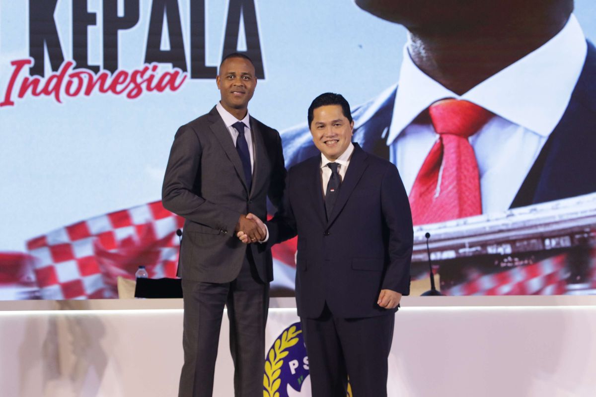 Pelatih baru Timnas Indonesia Patrick Kluivert (kiri) dan Ketua Umum PSSI Erick Thohir (kanani) berfoto bersama sesaat setelah konferensi pers di Hotel Mulia, Senayan, Jakarta Pusat, Minggu (12/1/2025). Kluivert menyinggung mengenai pentingnya kehadiran pemain lokal sebagai jantung timnas Indonesia.