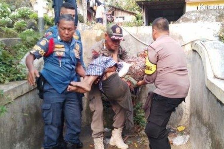 Petugas mengevakuasi seorang nenek dalam gorong-gorong di Padang, Kamis (5/1/2023). Nenek tersebut diduga telantar.