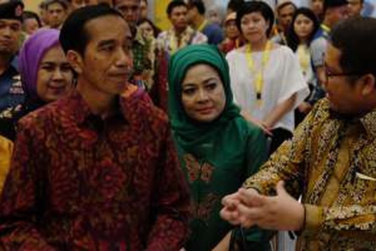 Presiden Jokowi mendengarkan paparan Menteri Komunikasi dan Informatika Rudiantara pada acara Indonesia E-Commerce Summit & Expo (IESE) di Serpong, Banten, Rabu (27/4/2016).