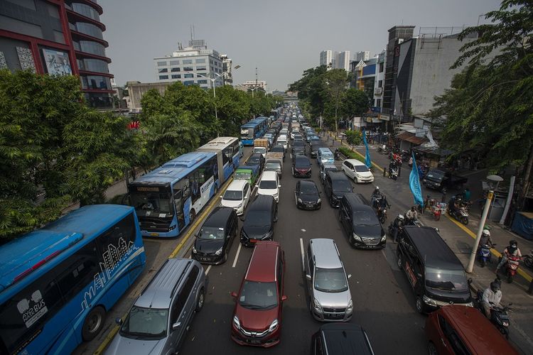 Sejumlah kendaraan bermotor antre melewati posko penyekatan di Jalan Salemba Raya, Jakarta Pusat, Senin (5/7/2021). Penyekatan dalam rangka Pemberlakuan Pembatasan Kegiatan Masyarakat (PPKM) Darurat di lokasi tersebut menyebabkan kemacetan panjang dari kawasan Matraman menuju Pasar Senen. ANTARA FOTO/Aditya Pradana Putra/pras.
