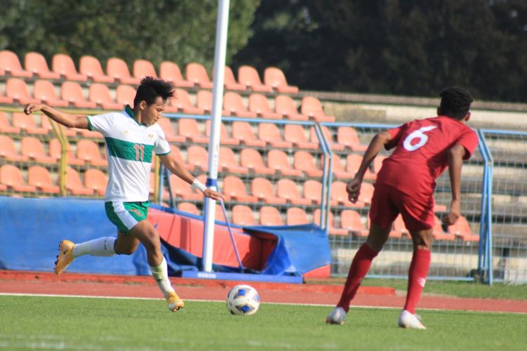 Penyerang timnas U19 Indonesia, Witan Sulaiman, melepas tendangan saat laga timnas U19 Indonesia vs Qatar di Kroasia, 17 September 2020.