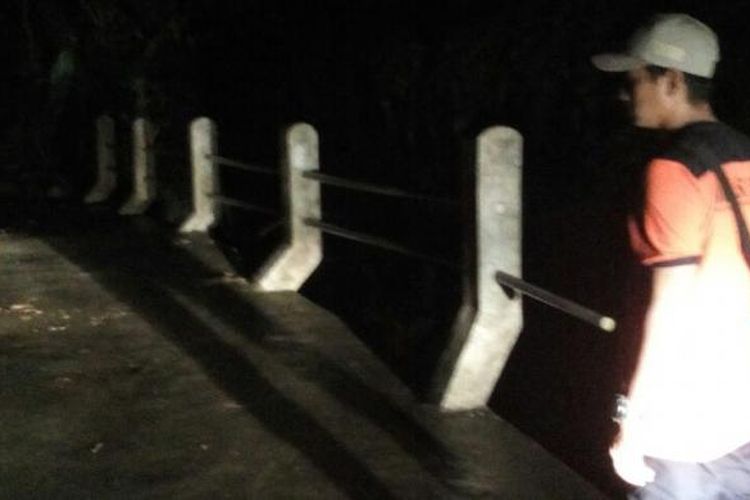 Staf Badan Penanggulangan Bencana Daerah Kabupaten Ponorogo meninjau jembatan jongglang penghubung  Desa Tranjang ke Desa Pijeran Kecamatan Siman, Kabupaten Ponorogo yang rusak diterjang banjir, Selasa (21/2/2017) malam.