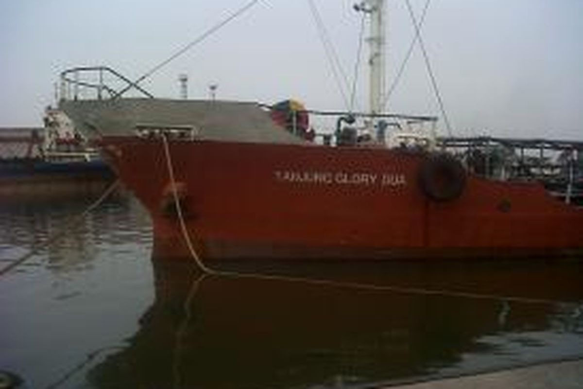 Tanjung Glory Dua, kapal tanker Pertamina yang diduga membawa bahan bakar non subsidi, diamankan aparat Direktorat Kepolisian Air Baharkam Mabes Polri, Senin (22/6/2015).