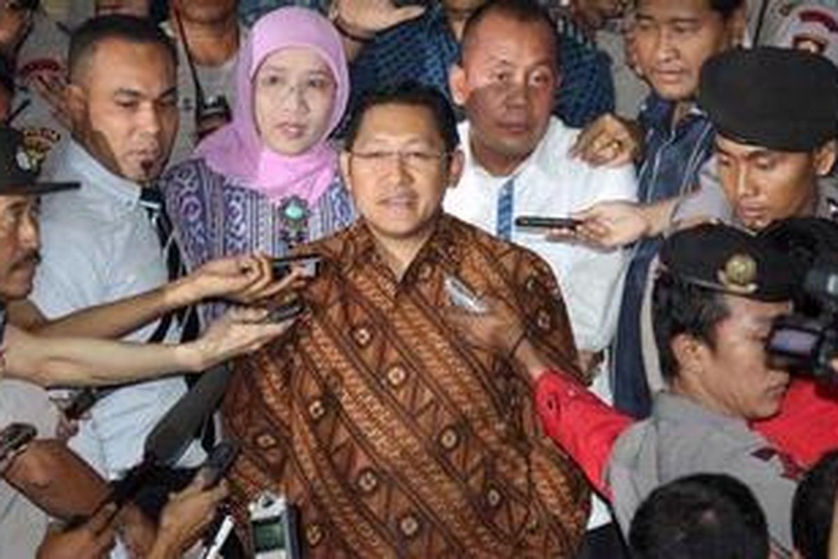 Ketua Umum DPP Partai Demokrat Anas Urbaningrum menjawab pertanyaan wartawan setelah menjalani pemeriksaan di Gedung KPK, Jakarta, Rabu (27/6/2012). Anas diperiksa terkait kasus proyek Hambalang.