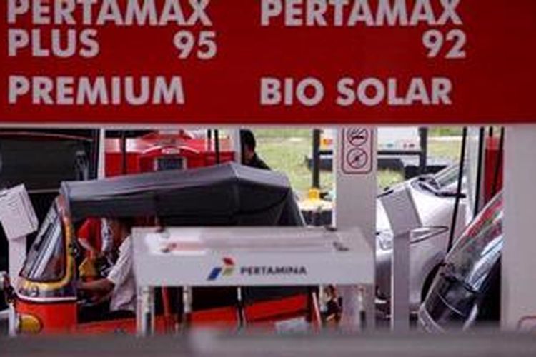 Aktivitas pengisian bahan bakar minyak (BBM) bersubsidi jenis premium di Stasiun Pengisian Bahan Bakar untuk Umum (SPBU) 34-10206, Jakarta, Jumat (12/4/2013). Pemerintah terus membahas langkah yang akan diambil untuk mengurangi subsidi bahan bakar yang membebani Anggaran Pendapatan Belanja Negara. 

