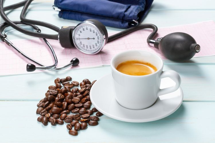 Ilustrasi kopi dan darah tinggi. Apakah penderita darah tinggi boleh minum kopi? Apakah kopi menyebabkan darah tinggi? Simak penjelasan berikut ini. 