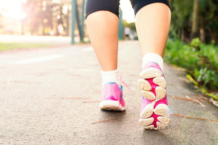 Berjalan kaki menjadi salah satu latihan yang bagus untuk menghilangkan kelebihan lemak di sekitar perut.