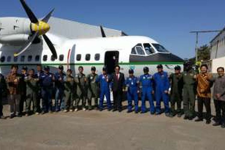 Pesawat CN-235 buatan PT DI tiba di Dakar, Senegal, Jumat (6/1/2017). Kedatangan pesawat yang dipiloti Kapten Esther Gayatri Saleh tersebut disambut Dubes RI Dakar Mansyur Pangeran beserta Staf; Jenderal Birame Diop, Chief of Senegalese Air Force / KSAU Senegal beserta jajaranya; Mr Pierre Baudechon, Regional Manager AD Trade Belgium bersama jajarannya; dan perwakilan dari PT DI; serta Indonesian Military Airworthiness Authority (IMAA).