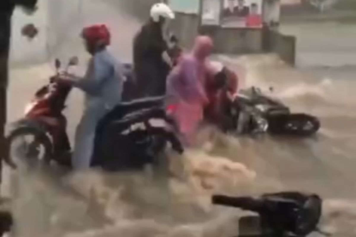 pengendara sepeda motor terjatuh dan sepeda motornya terseret aliran air deras yang terjadi di jalan raya utama Cirebon Kuningan di Desa Manis Lor Kecamatan Jalaksana Kabupaten Kuningan Jawa Barat, Kamis (1/2/2024) petang