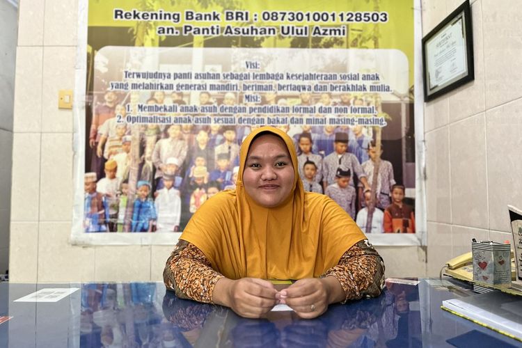 Pengurus panti asuhan Ulul Azmi, Surabaya Umi Fadilah (29), ibu satu anak yang juga harus merawat 10 anak asuhnya di Panti Asuhan Ulul Azmi, Surabaya.