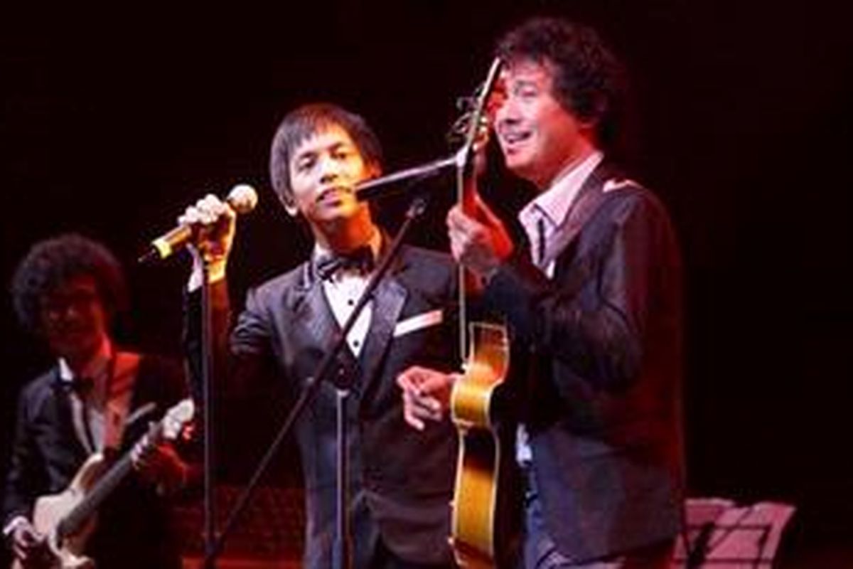 Pemusik Mus Mudjiono menjadi bintang tamu dalam penampilan band d'Masiv pada Jakarta International Java Jazz Festival 2013 di JIExpo Kemayoran, Jakarta Pusat, Sabtu (2/3/2013).