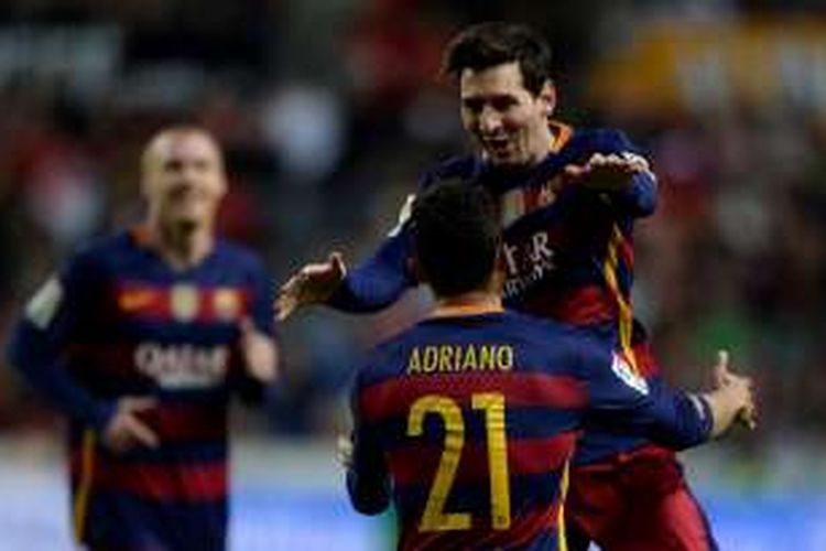 Adriano (21) ikut merayakan gol Lionel Messi saat Barcelona mengalahkan Sporting Gijon pada lanjutan La Liga di Stadion El Molinon, Rabu (18/2/2016).