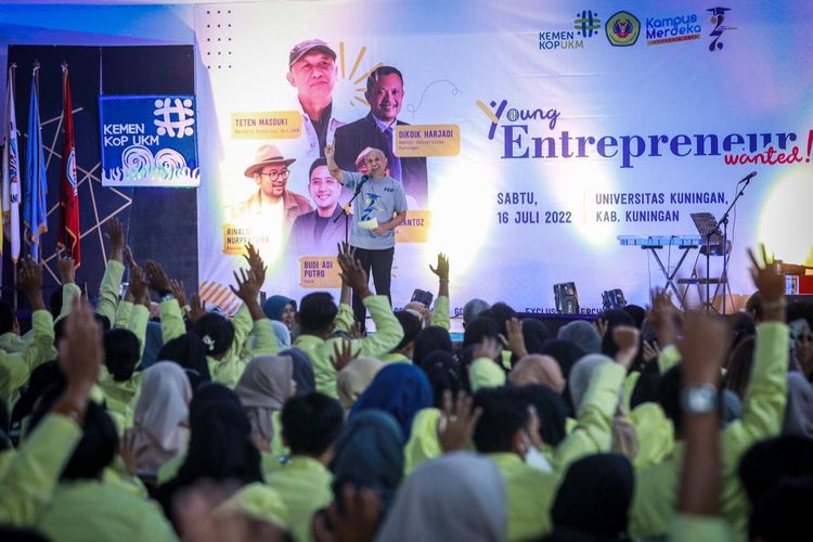 Menteri Koperasi dan Usaha Kecil Menengah (MenKopUKM) Teten Masduki dalam Kuliah Umum bertajuk Young Entrepreneur Wanted di Universitas Kuningan (Uniku), Kuningan, Jawa Barat, Sabtu (16/7). 
