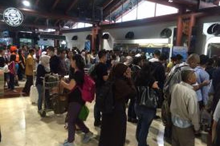 Penumpang antre di konter Garuda Indonesia di Bandara Soekarno-Hatta untuk mengurus refund tiket akibat dibatalkannya penerbangan ke Bali karena Gunung Raung erupsi.