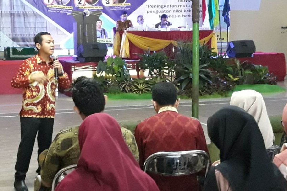 Staf Khusus Menteri Pendidikan dan Kebudayaan Fajar Riza Ul Haq saat berbicara pada seminar bertema Peningkatan Mutu Pendidikan dan Penguatan Nilai Kebudayaan untuk Indonesia Berkemajuan di aula STKIP Muhammadiyah Bogor, Selasa (31/10/2017) siang.