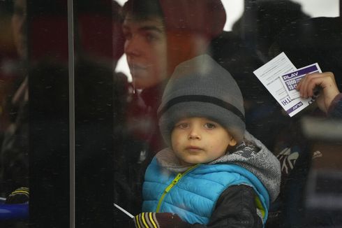 Saat Ibu Ukraina Terpaksa Tulis Kontak Keluarga di Punggung Anak-anak Mereka…