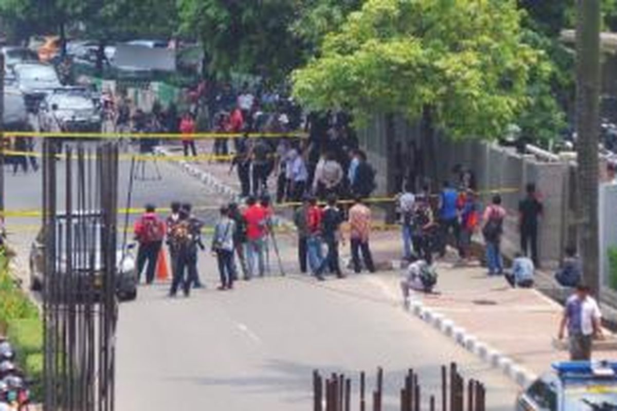 Tim Gegana Polda Metro Jaya kembali turun ke lokasi penembakan Bripka Sukardi di depan Gedung Komisi Pemberantasan Korupsi, Kuningan, Jakarta, Selasa (11/9/2013).