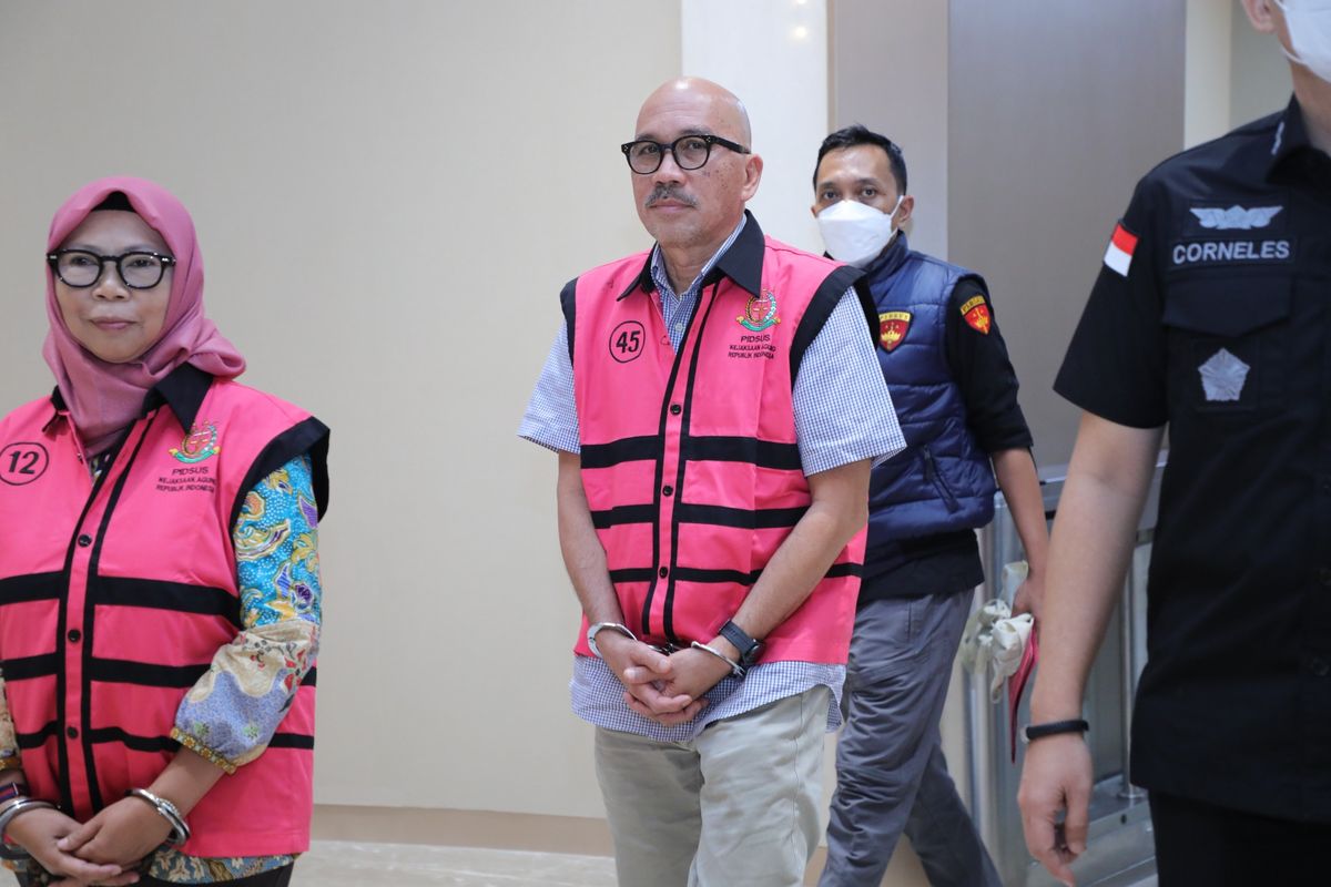 Direktur SMP pada Direktorat Jenderal Pendidikan Anak Usia Dini, Pendidikan Dasar, dan Pendidikan Menengah Kemendikbudristek Tahun 2020-2021, Mulyatsyah usai ditetapkan sebagai tersangka kasus dugaan korupsi Chromebook, Selasa (15/7/2025).(Dok Kejaksaan Agung)