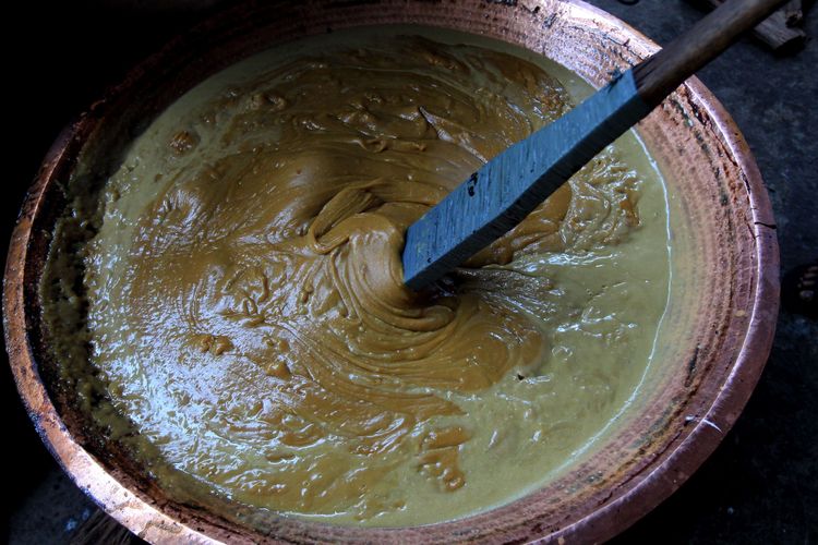 Pekerja menyelesaikan pembuatan dodol betawi Ibu Yuyun di Pejaten Timur, Pasar Minggu, Jakarta Selatan, Kamis (9/7/2015). Menjelang Idul Fitri, permintaan akan dodol betawi mengalami peningkatan. KOMPAS IMAGES / KRISTIANTO PURNOMO