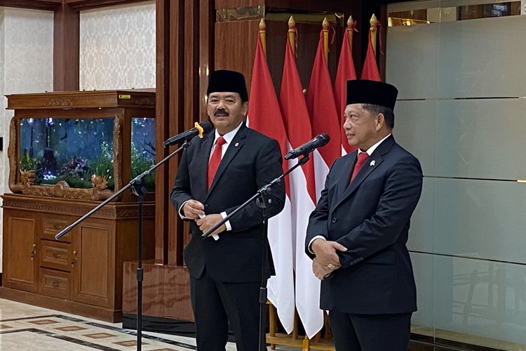 Jenderal (Purn) Tito Karnavian resmi menyerahkan jabatan Menteri Koordinator Bidang Politik, Hukum, dan Keamanan (Menko Polhukam) kepada Marsekal (Purn) Hadi Tjahjanto, Rabu (21/2/2024).